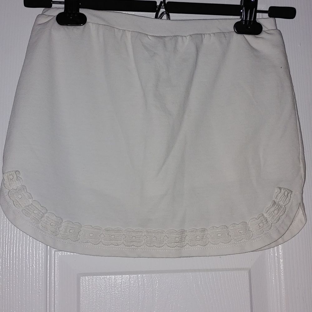 Crown & Ivy  white  lace trim skirt/skort  Sz M  NWOT